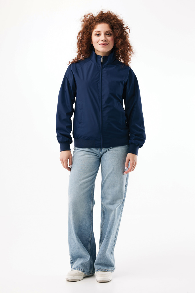 Personne portant veste bleu marine et jean clair