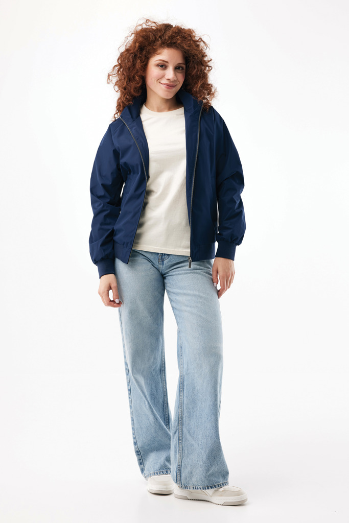 Personne portant une veste bleue et un jean clair