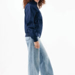 Personne portant veste bleue et jean large