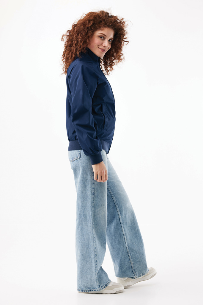 Personne portant veste bleue et jean large