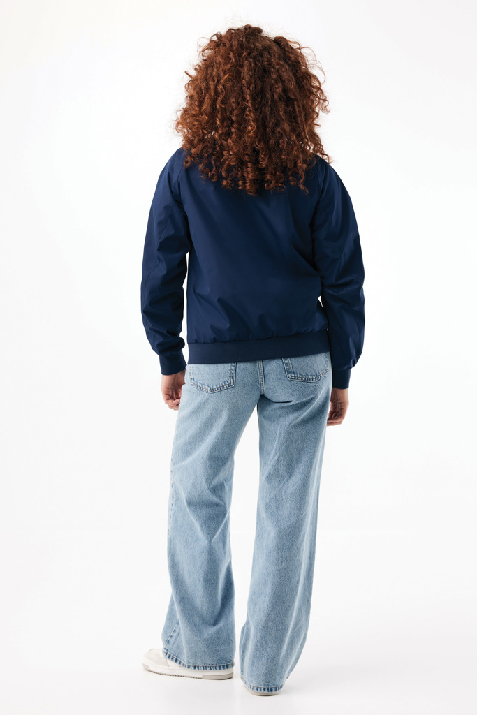 Personne portant une veste bleue et un jean clair