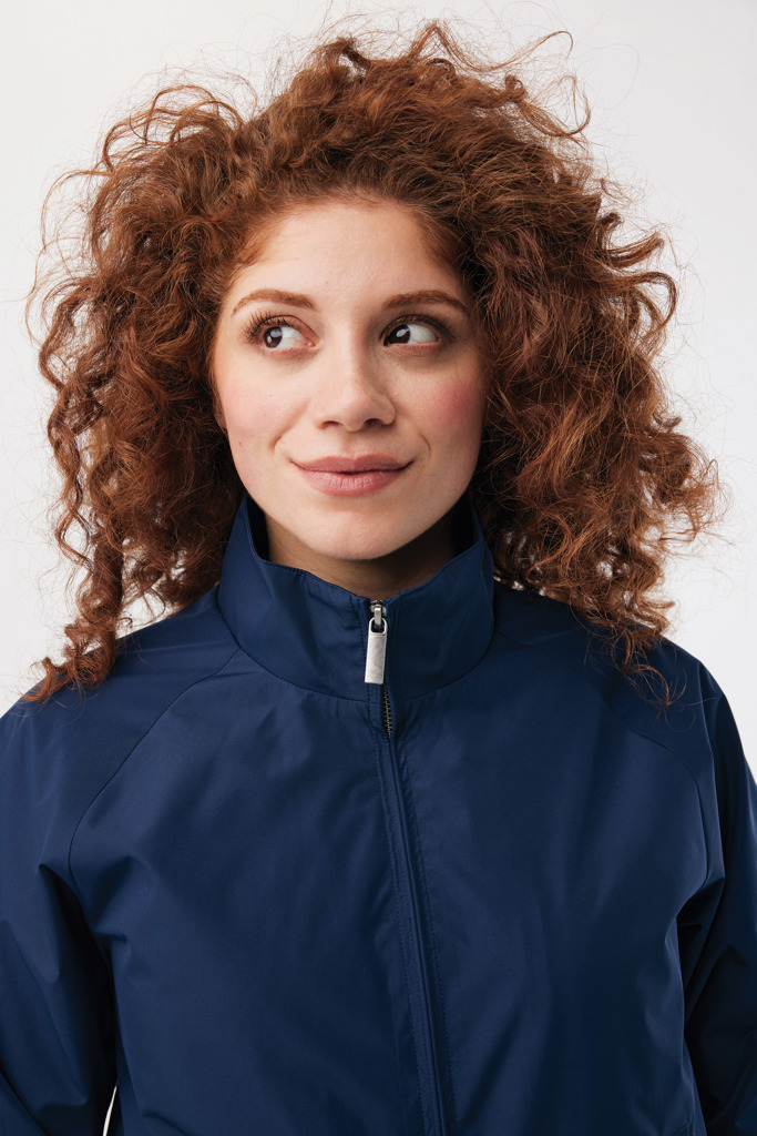 Personne portant une veste bleu marine