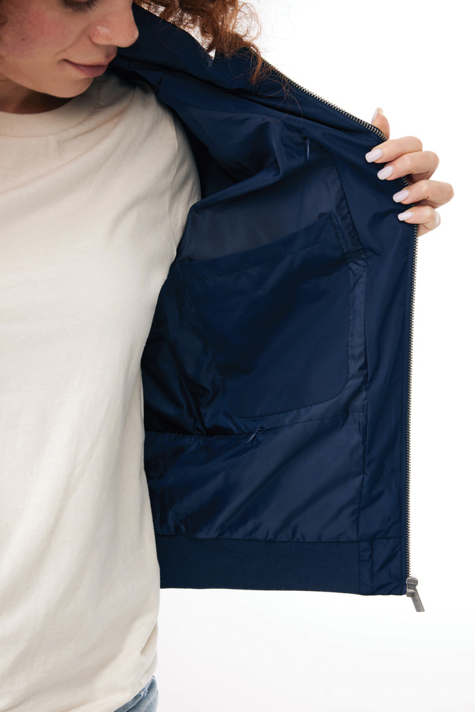 Personne montrant l’intérieur d’une veste bleue.