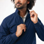 Homme portant une veste bleue zippée