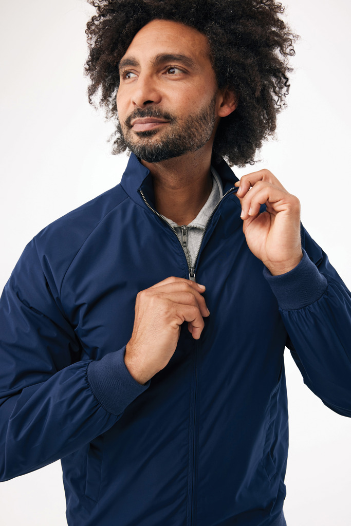 Homme portant une veste bleue zippée