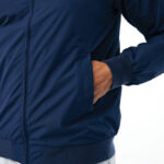 Veste bleu marine avec main dans la poche