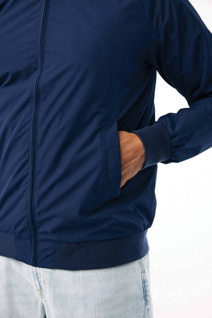 Veste bleu marine avec main dans la poche
