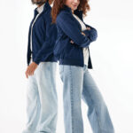 Couple portant vestes bleues et jeans décontractés