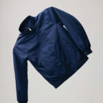 Veste bleu marine à col montant.