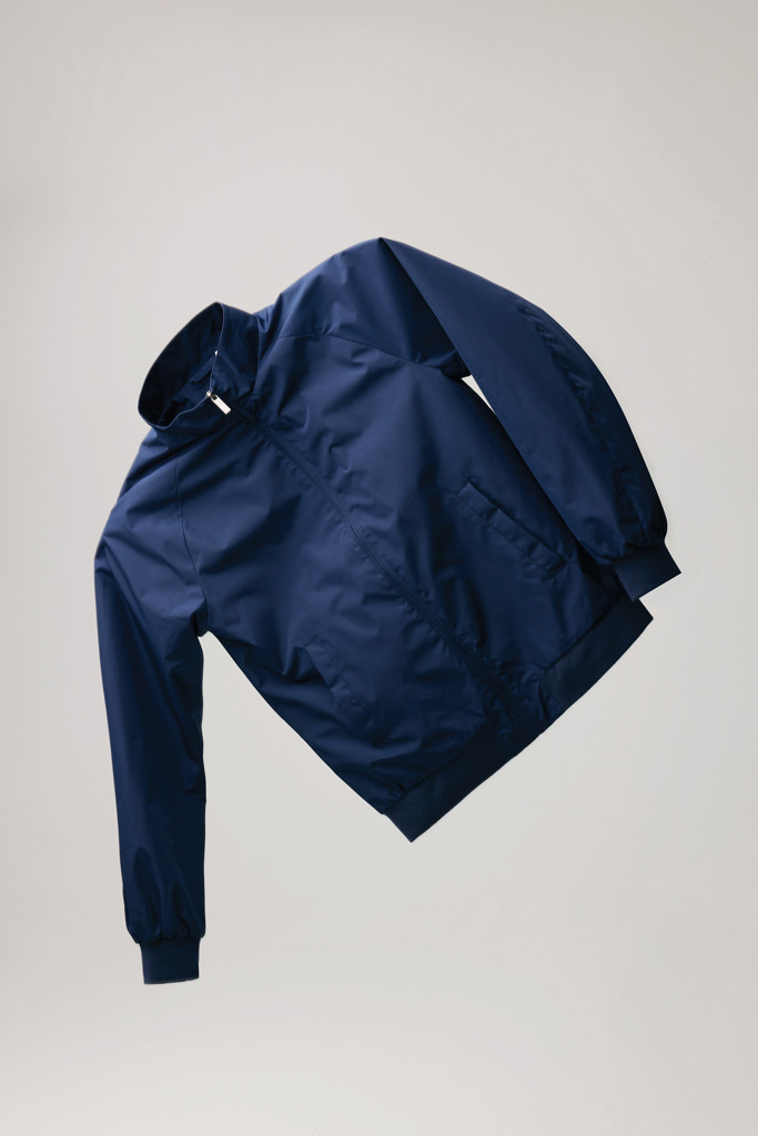 Veste bleu marine à col montant.