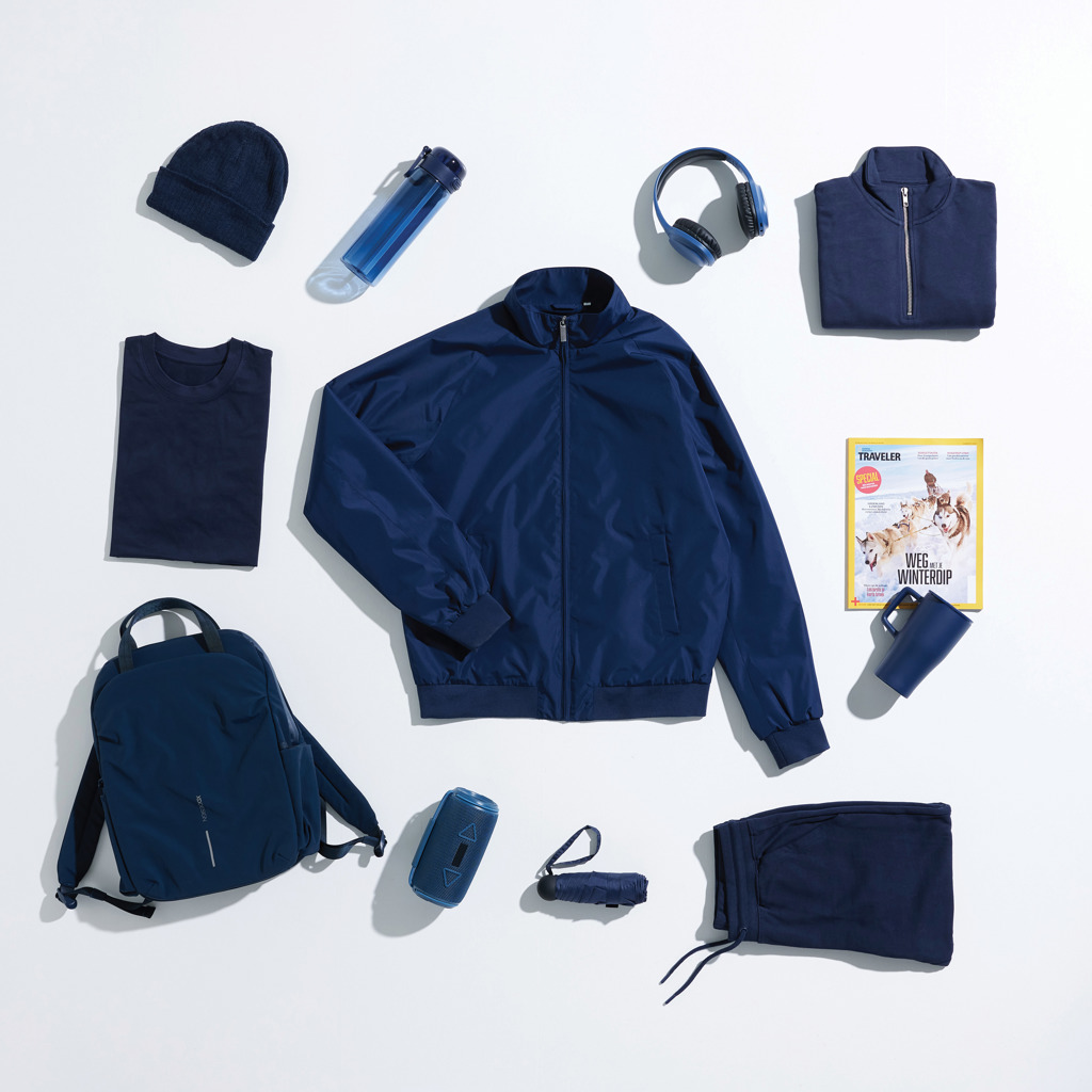 Vêtements et accessoires bleus disposés à plat