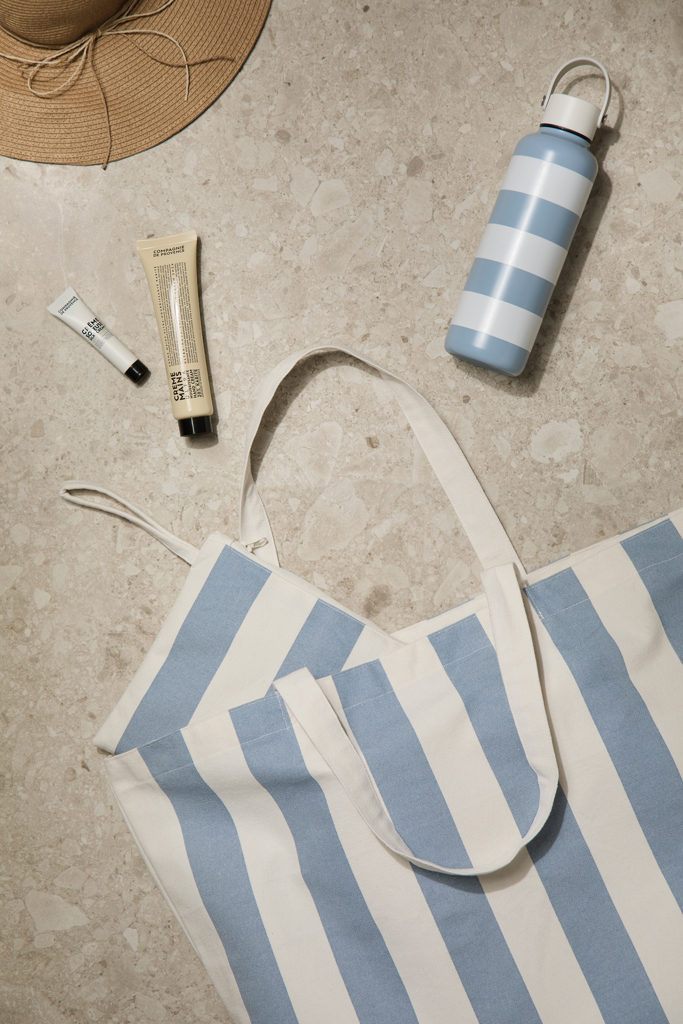 Accessoires d’été avec sac rayé bleu et blanc