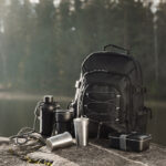 Sac à dos et accessoires près d’un lac