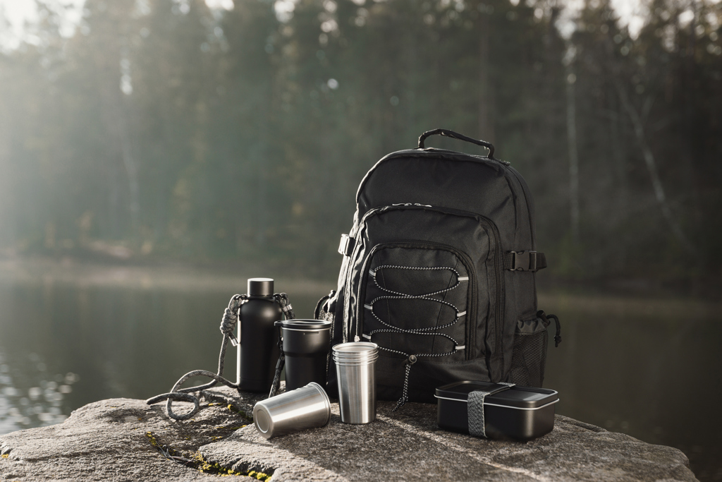 Sac à dos et accessoires près d’un lac