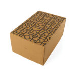 Boîte en carton avec motif géométrique noir