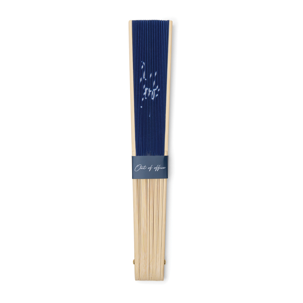 Éventail pliable en bois et tissu bleu.