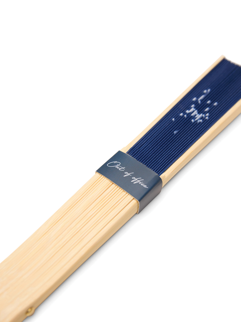 Éventail pliant bleu et beige élégant