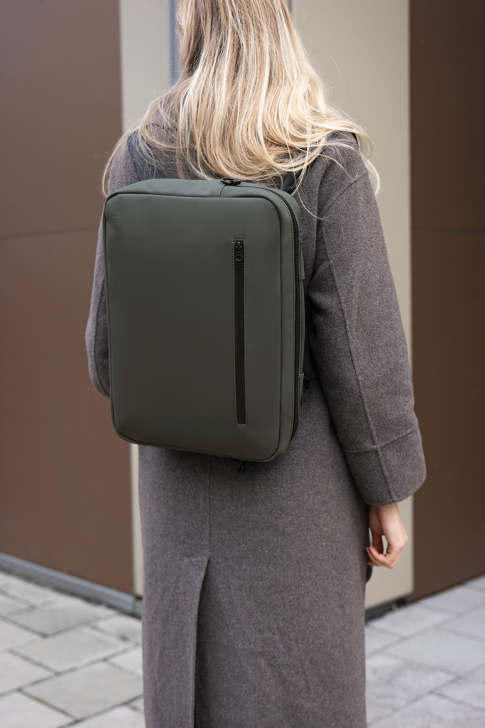 Personne portant un sac à dos vert élégant