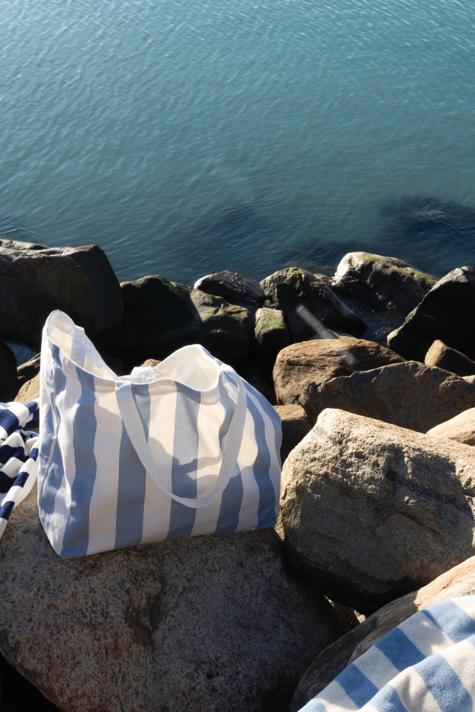 Sac rayé bleu et blanc posé sur les rochers