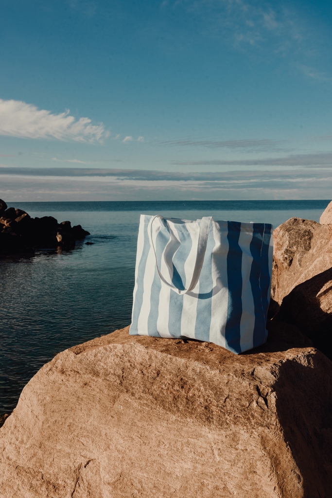 Sac rayé bleu et blanc sur un rocher