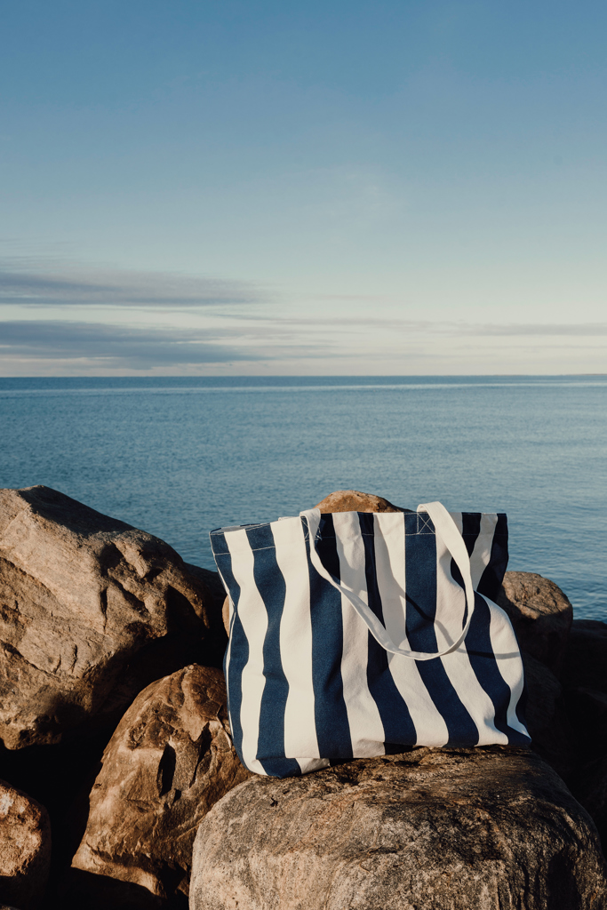 Sac rayé bleu et blanc posé sur rochers