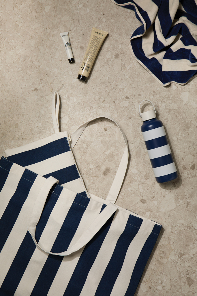 Accessoires rayés bleus et blancs sur sol en pierre