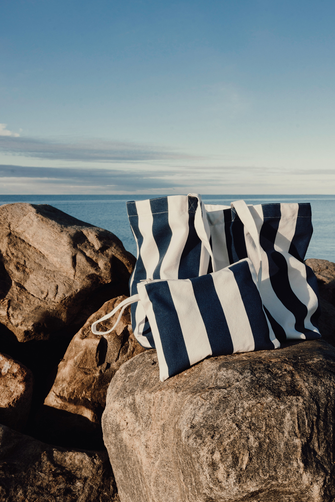 Sacs rayés bleu et blanc sur des rochers