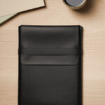 Étui noir en cuir sur bureau en bois