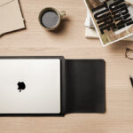 Ordinateur portable sur bureau avec café et livres