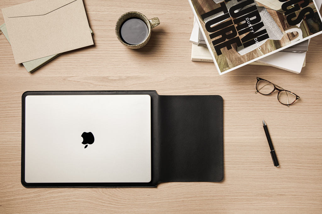 Ordinateur portable sur bureau avec café et livres