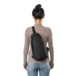 Personne portant un sac à dos noir