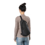 Femme portant un sac à dos noir