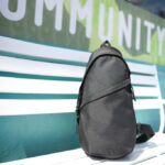 Sac noir posé sur un banc blanc