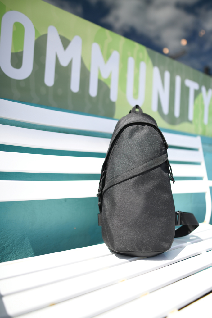 Sac noir posé sur un banc blanc