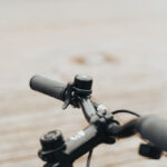 Guidon noir de vélo sur fond flou