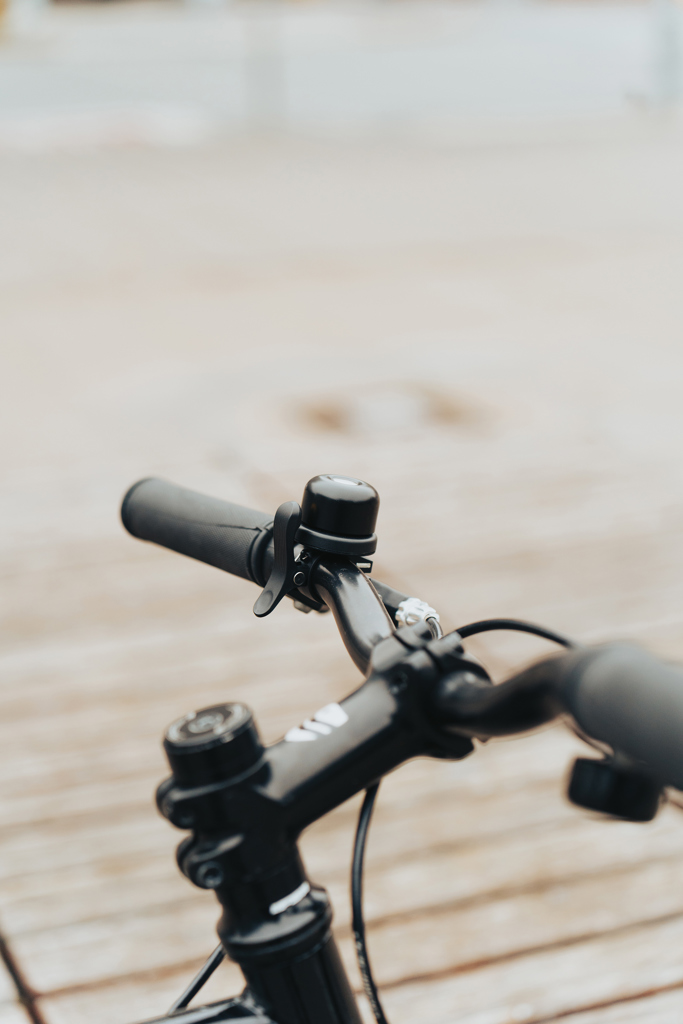 Guidon noir de vélo sur fond flou