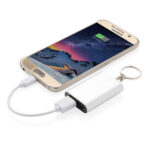 Smartphone chargé avec une mini batterie portable