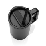 Tasse noire avec couvercle et paille