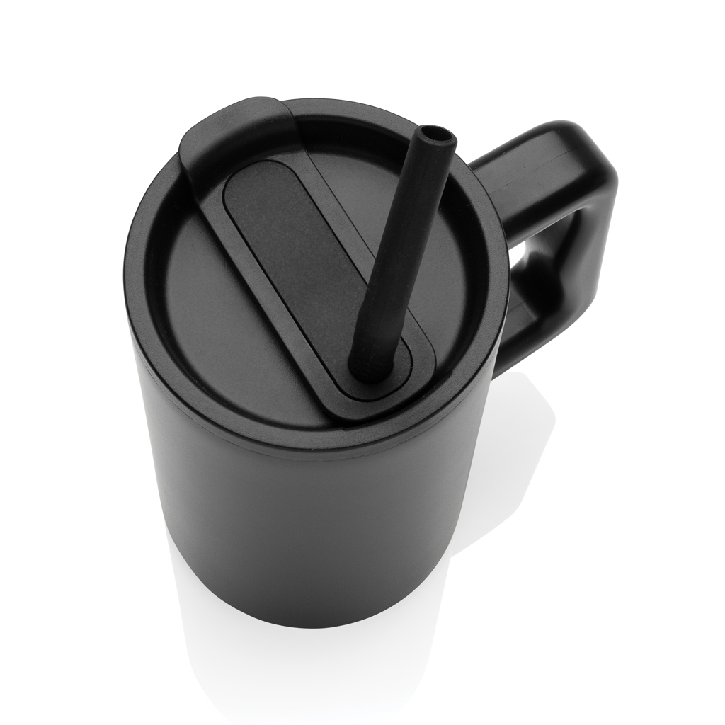 Tasse noire avec couvercle et paille