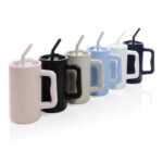 Tasses colorées avec pailles réutilisables alignées.