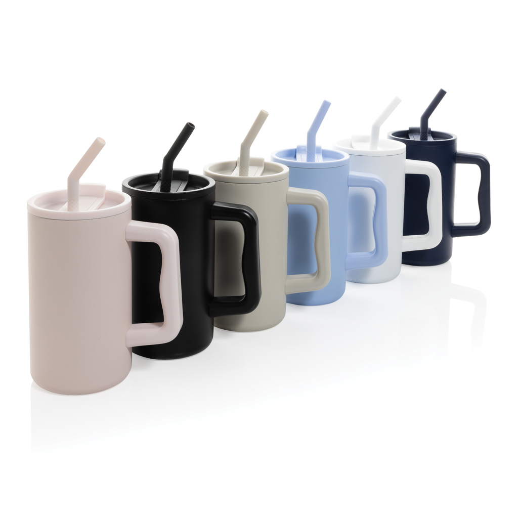 Tasses colorées avec pailles réutilisables alignées.