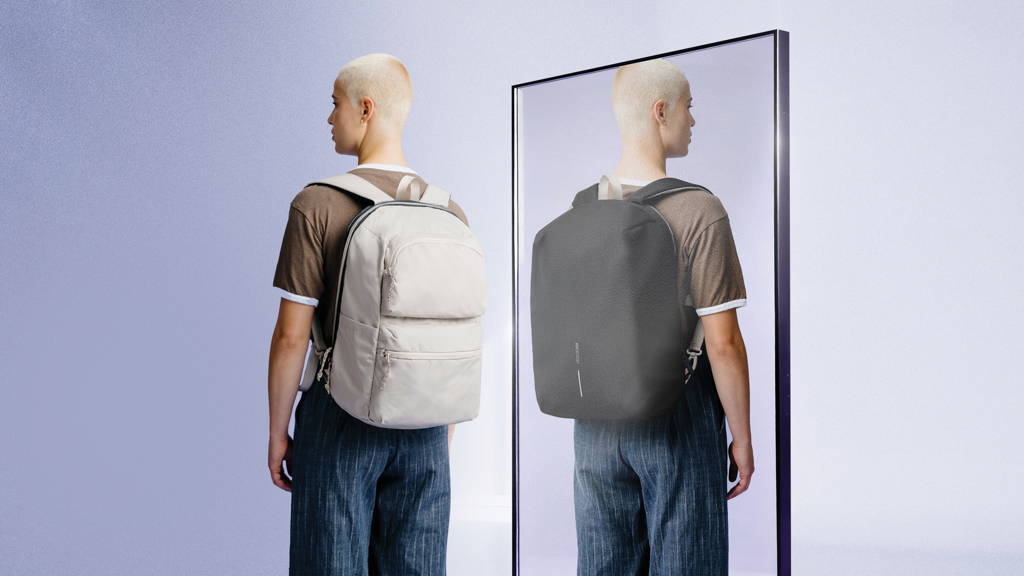 Personne portant un sac à dos devant un miroir