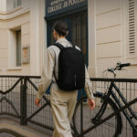Personne marchant avec sac à dos noir