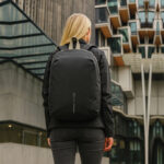 Personne portant un sac à dos noir en ville