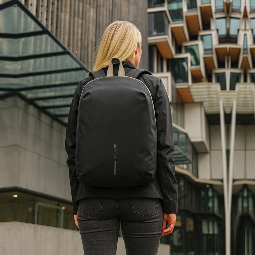 Personne portant un sac à dos noir en ville