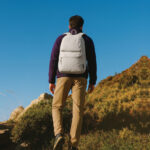 Randonneur avec sac à dos en montagne