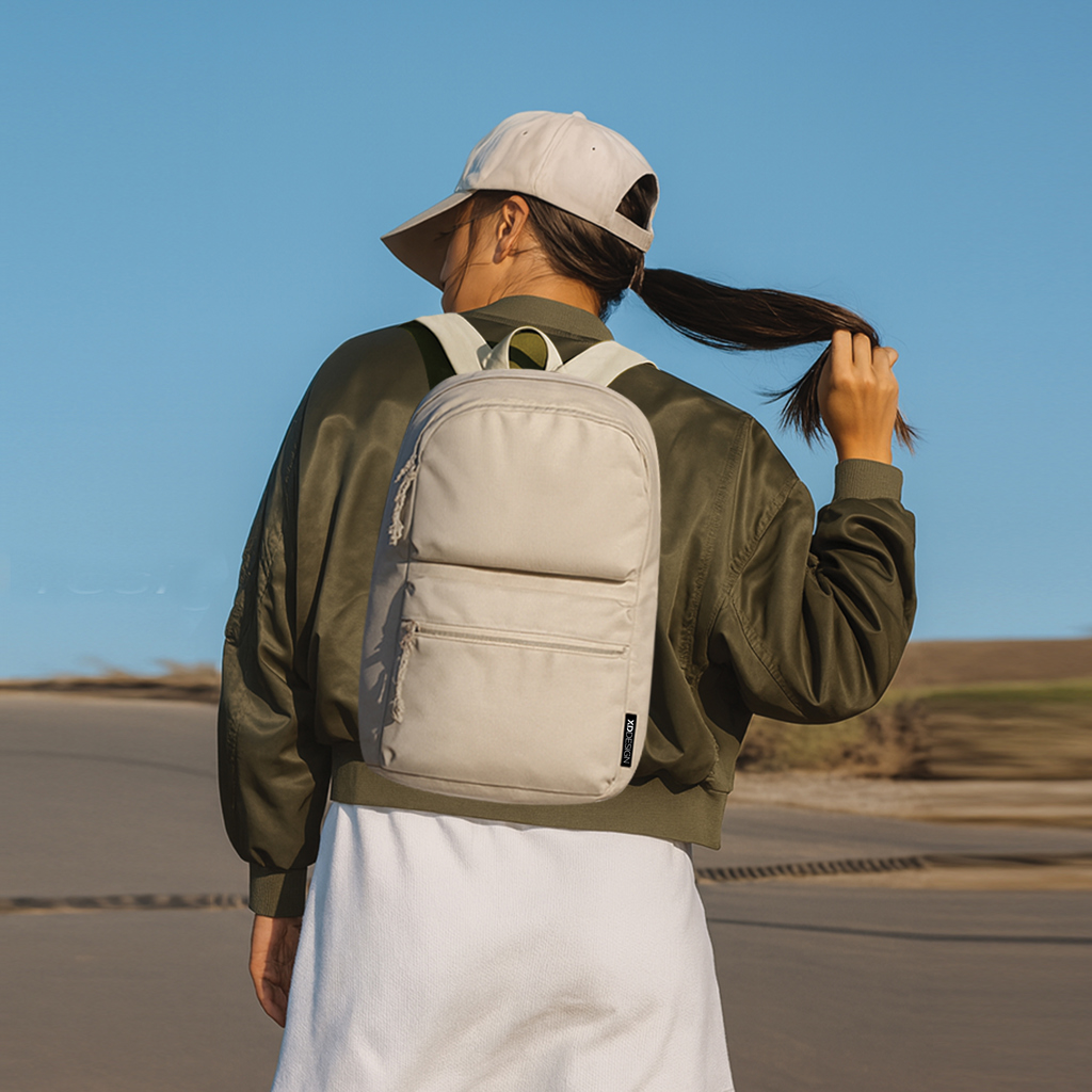 Personne portant un sac à dos beige