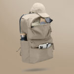 Sac à dos beige avec accessoires de voyage
