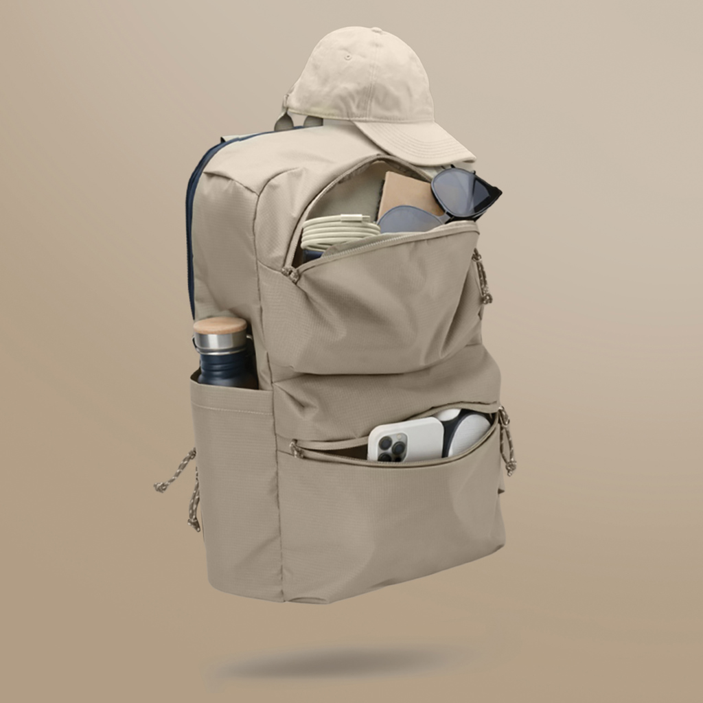 Sac à dos beige avec accessoires de voyage