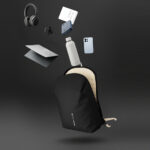 Sac à dos noir avec accessoires flottants